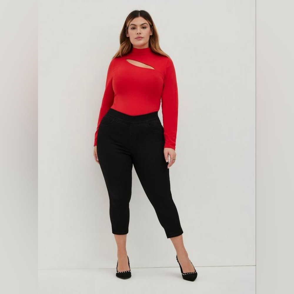 Torrid size 30 cropped black lean jeans